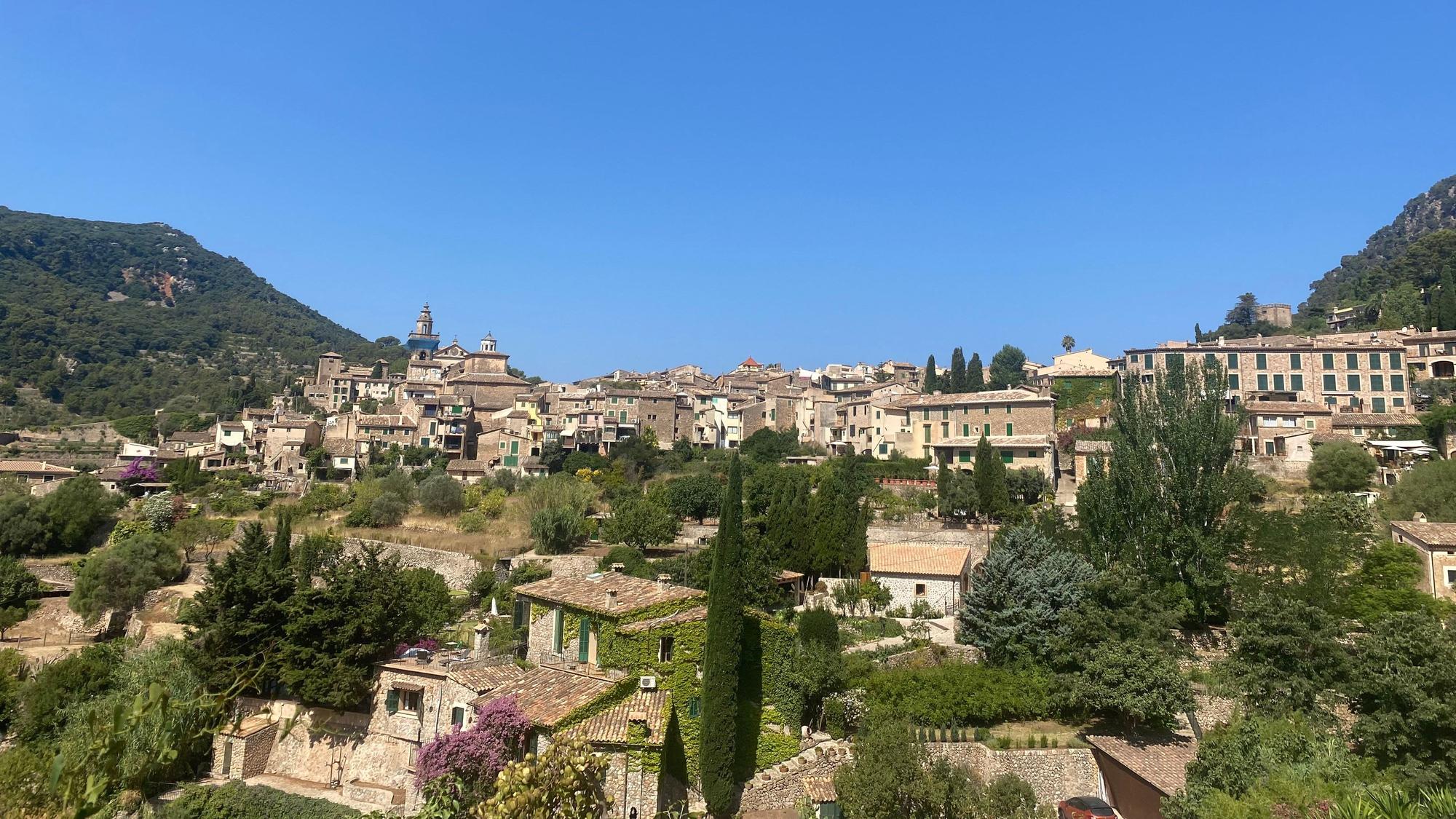 Der Blick von der Landstraße auf das Bergdorf Valldemossa auf Mallorca, aufgenommen am 17. Juli 2022.