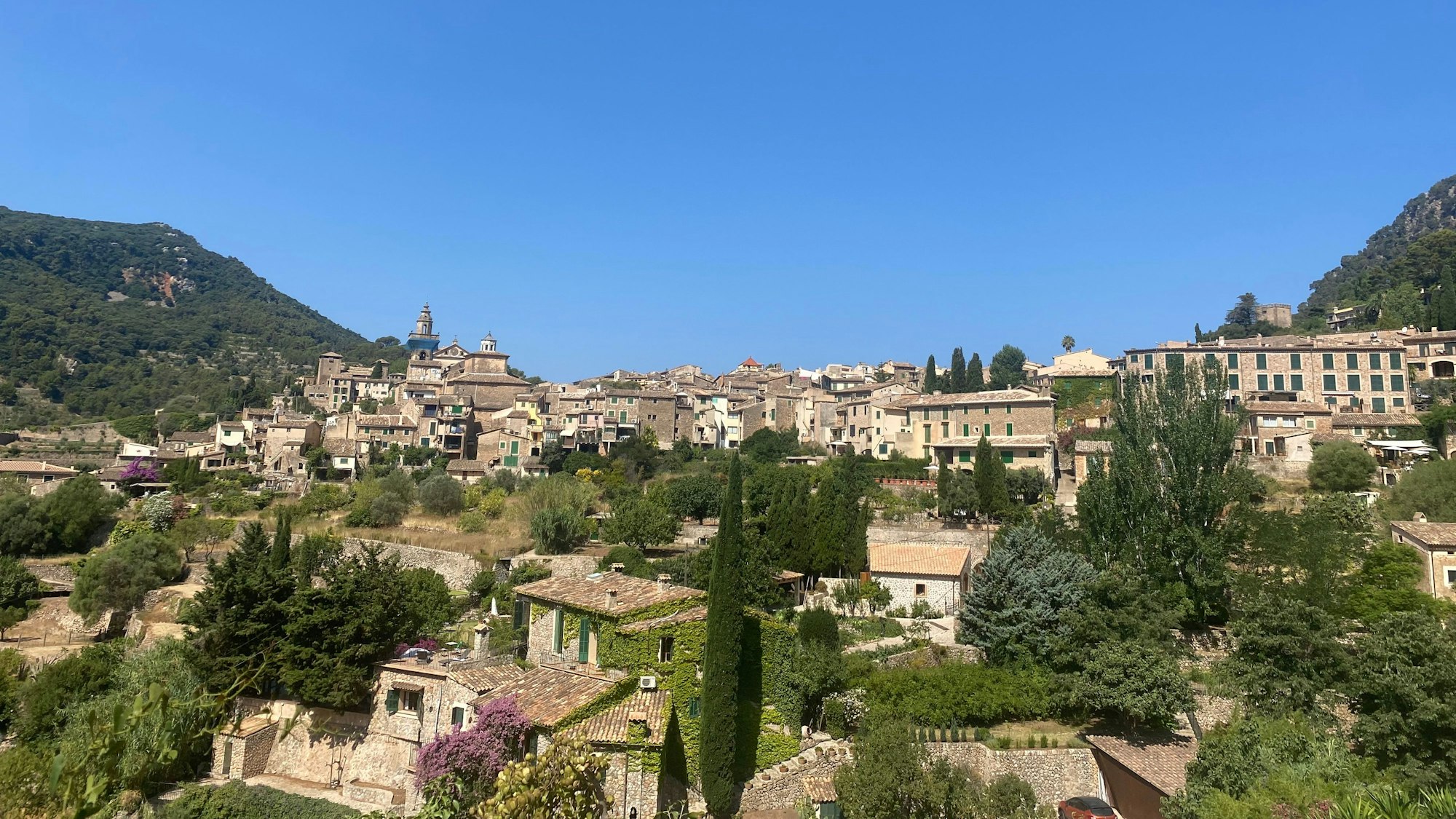 Der Blick von der Landstraße auf das Bergdorf Valldemossa auf Mallorca, aufgenommen am 17. Juli 2022.