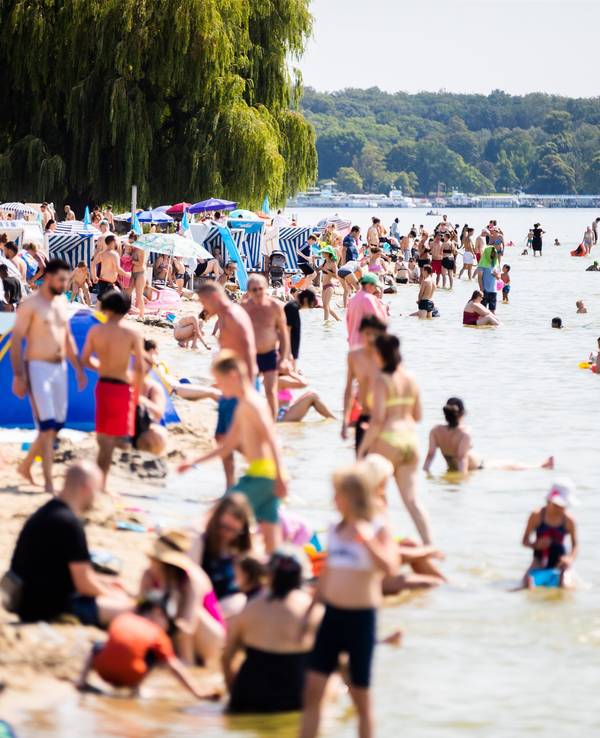 Badegäste vergnügten sich am 19. Juli 2022 im Strandbad Wannsee in Berlin.