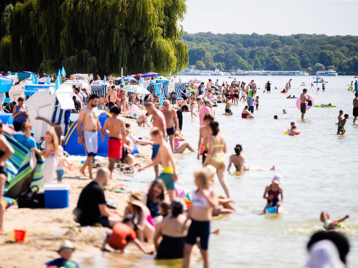 Badegäste vergnügten sich am 19. Juli 2022 im Strandbad Wannsee in Berlin.