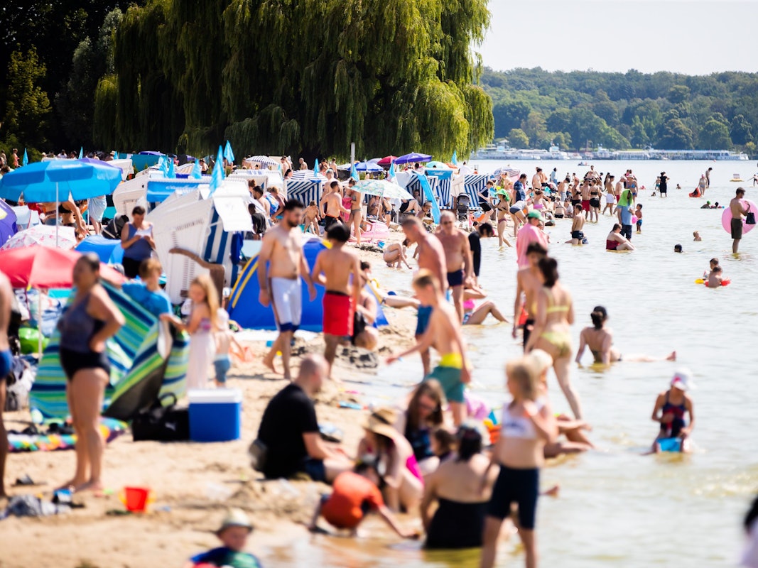 Badegäste vergnügten sich am 19. Juli 2022 im Strandbad Wannsee in Berlin.