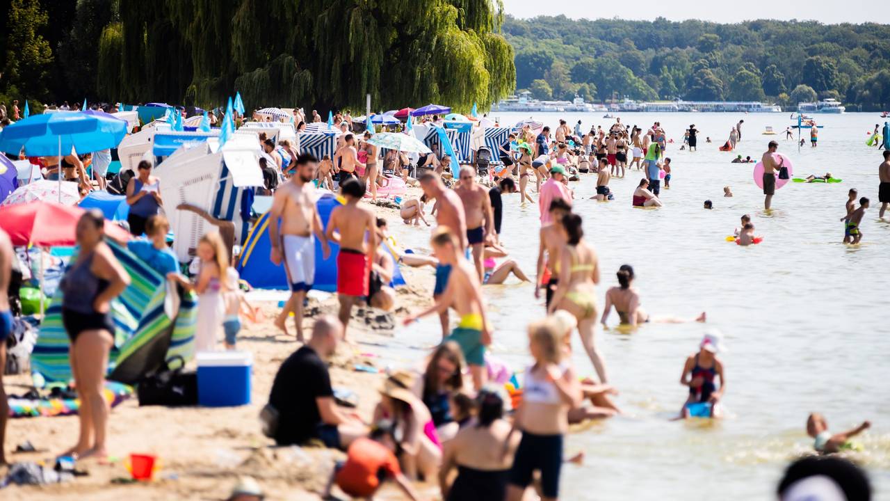 Badegäste vergnügten sich am 19. Juli 2022 im Strandbad Wannsee in Berlin.