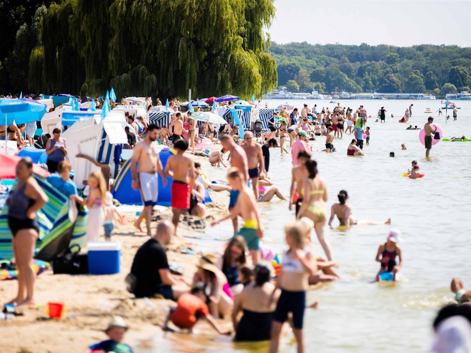 Badegäste vergnügten sich am 19. Juli 2022 im Strandbad Wannsee in Berlin.