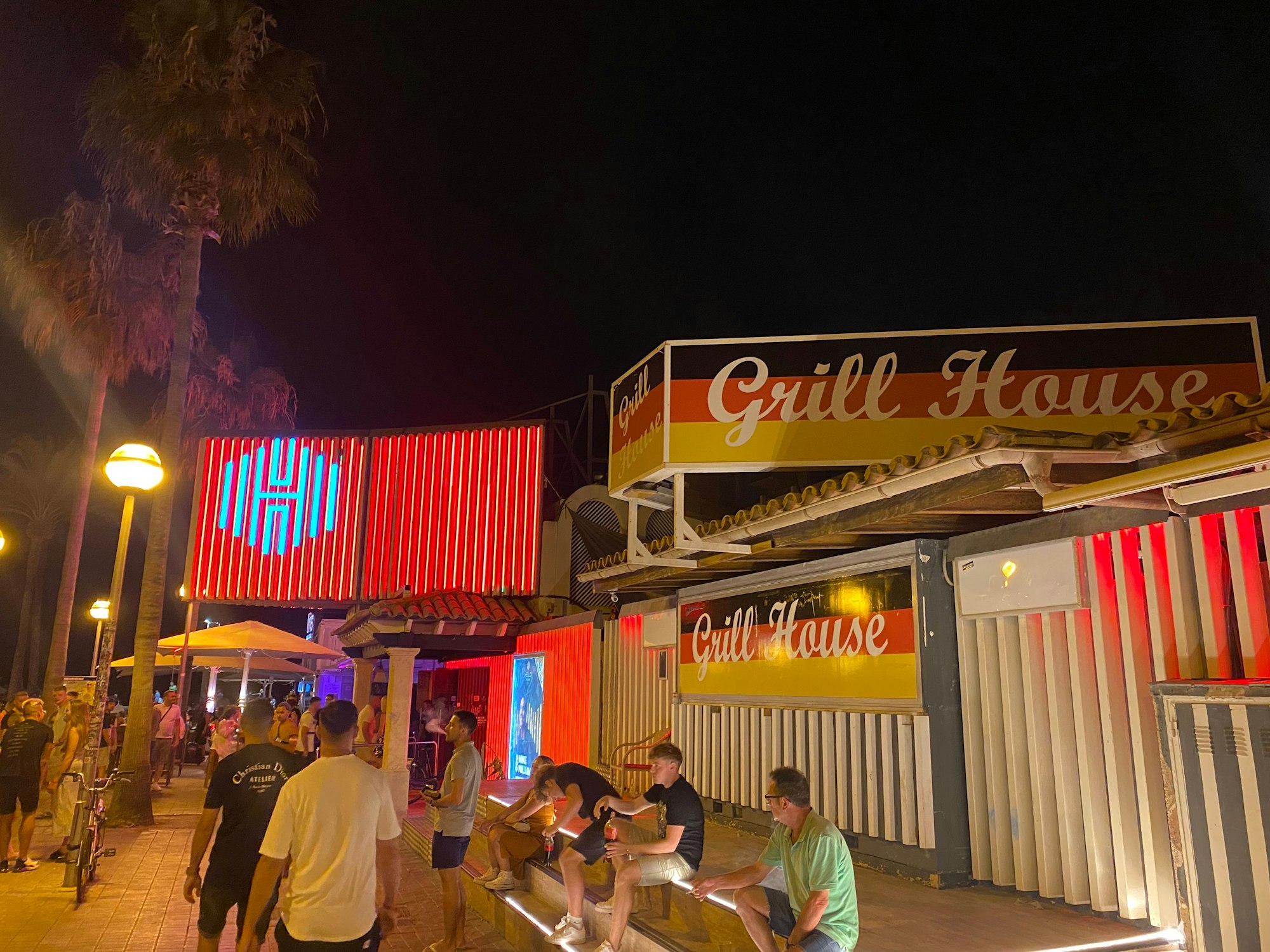 Exklusives Feiern im „Hello The Club“, unmittelbar neben dem „Grill House“ an Mallorcas Ballermann, fotografiert am 13. Juli 2022.