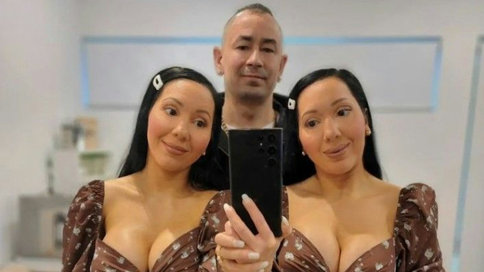 Anna und Lucy Decinque, hier auf einem Instagram-Selfie vom 19. Juli, werden als die identischsten Zwillinge der Welt bezeichnet.