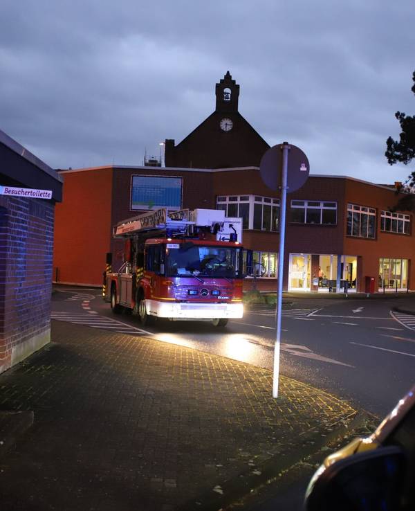 Ein Feuerwehrauto steht vor der JVA Siegburg.
