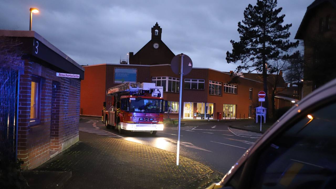 Ein Feuerwehrauto steht vor der JVA Siegburg.