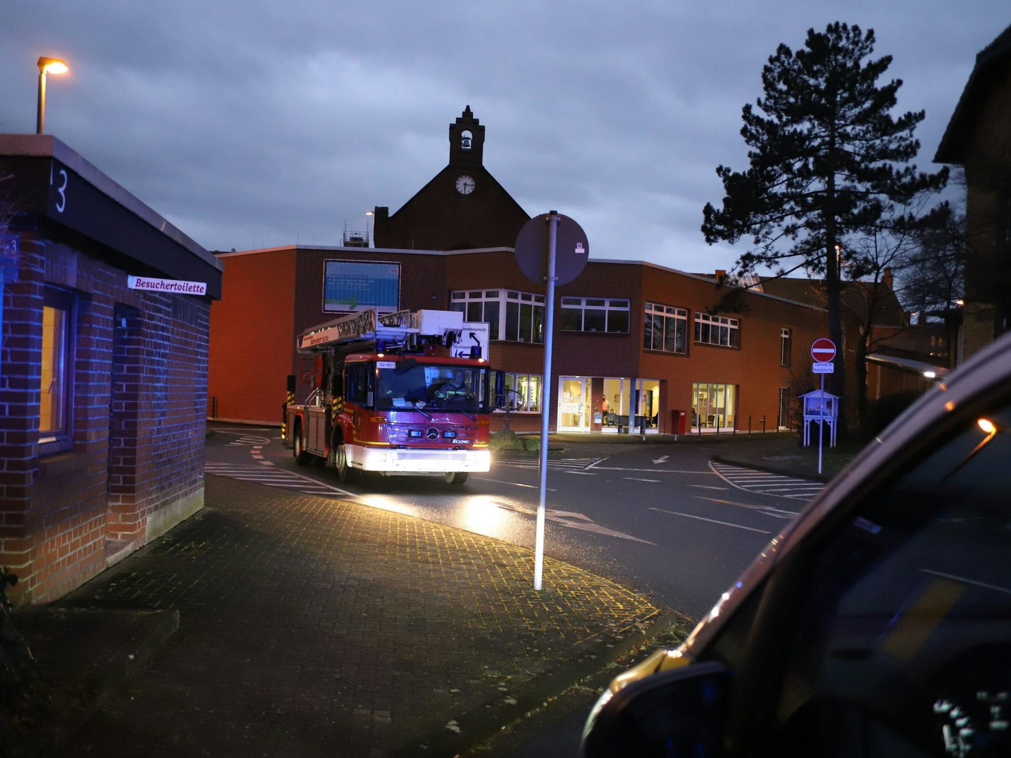 Ein Feuerwehrauto steht vor der JVA Siegburg.