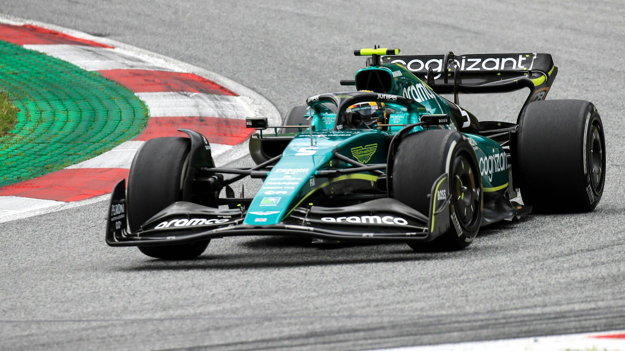 Sebastian Vettel fährt mit seinem Boliden um eine Kurve.