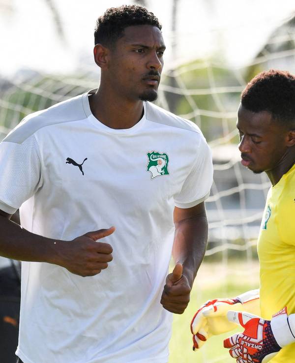 Sebastian Haller Il.) trainiert bei der ivorischen Nationalelf.