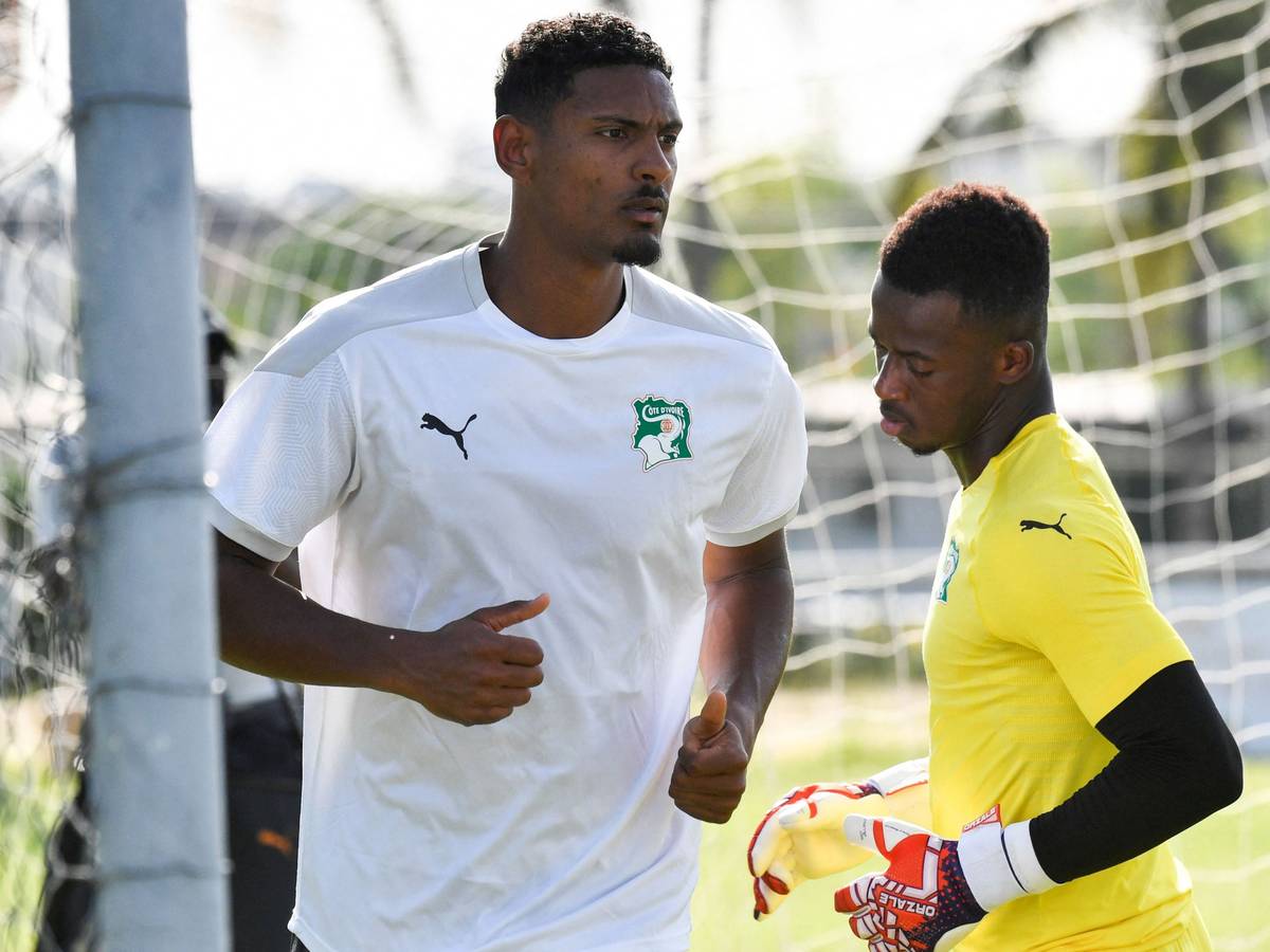 Sebastian Haller Il.) trainiert bei der ivorischen Nationalelf.