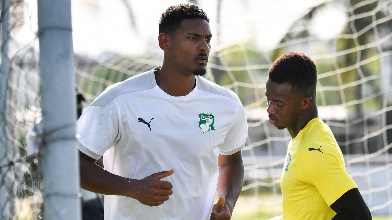 Sebastian Haller Il.) trainiert bei der ivorischen Nationalelf.