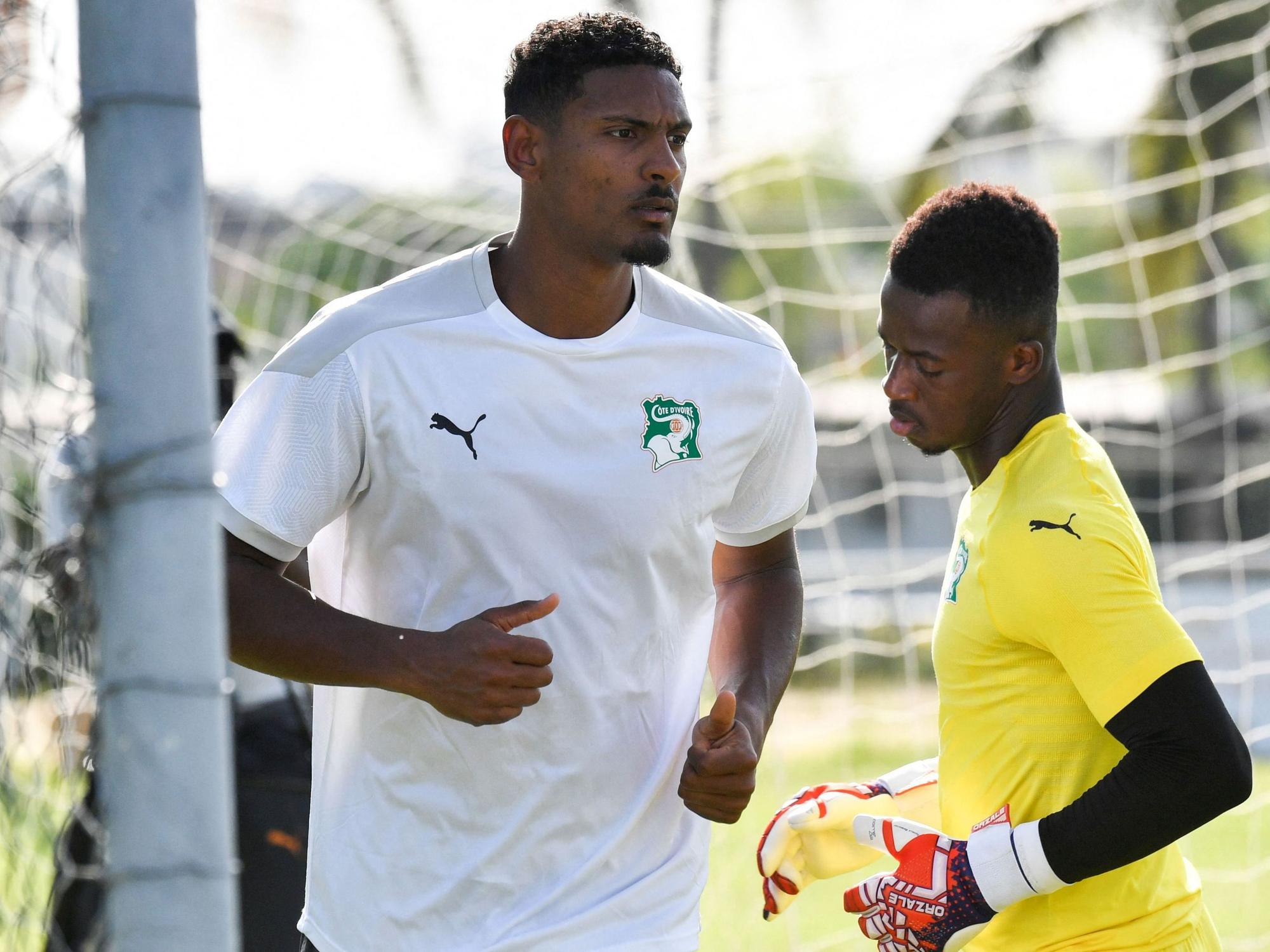 Sebastian Haller Il.) trainiert bei der ivorischen Nationalelf.