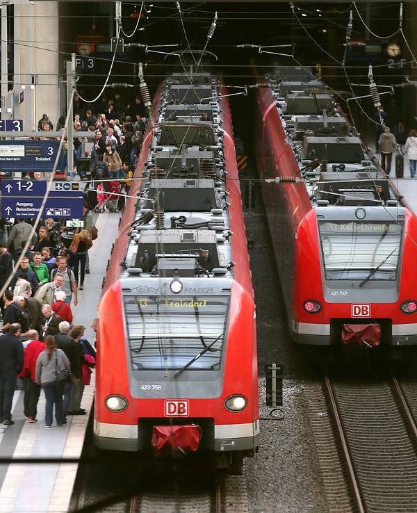Züge halten auf dem Flughafen-Bahnhof Köln/Bonn.
