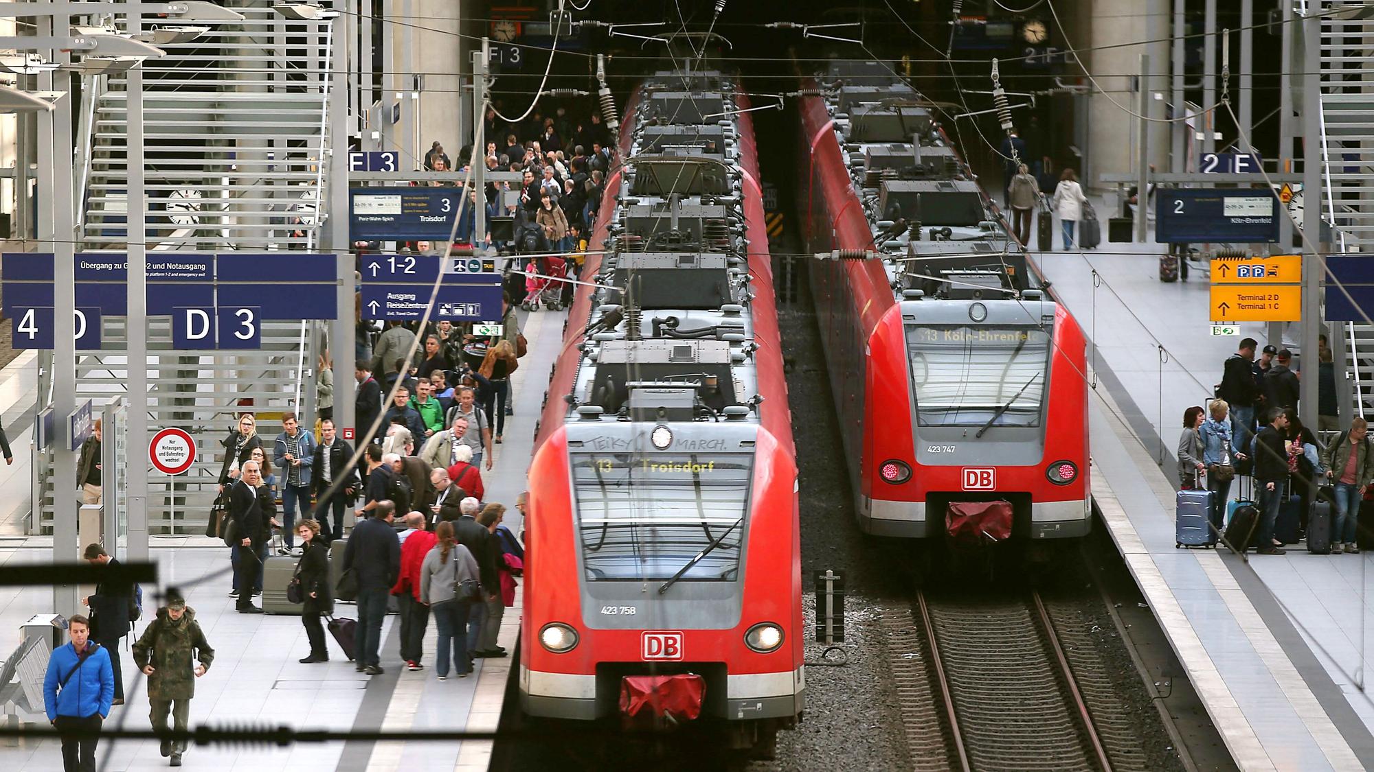 Züge halten auf dem Flughafen-Bahnhof Köln/Bonn.