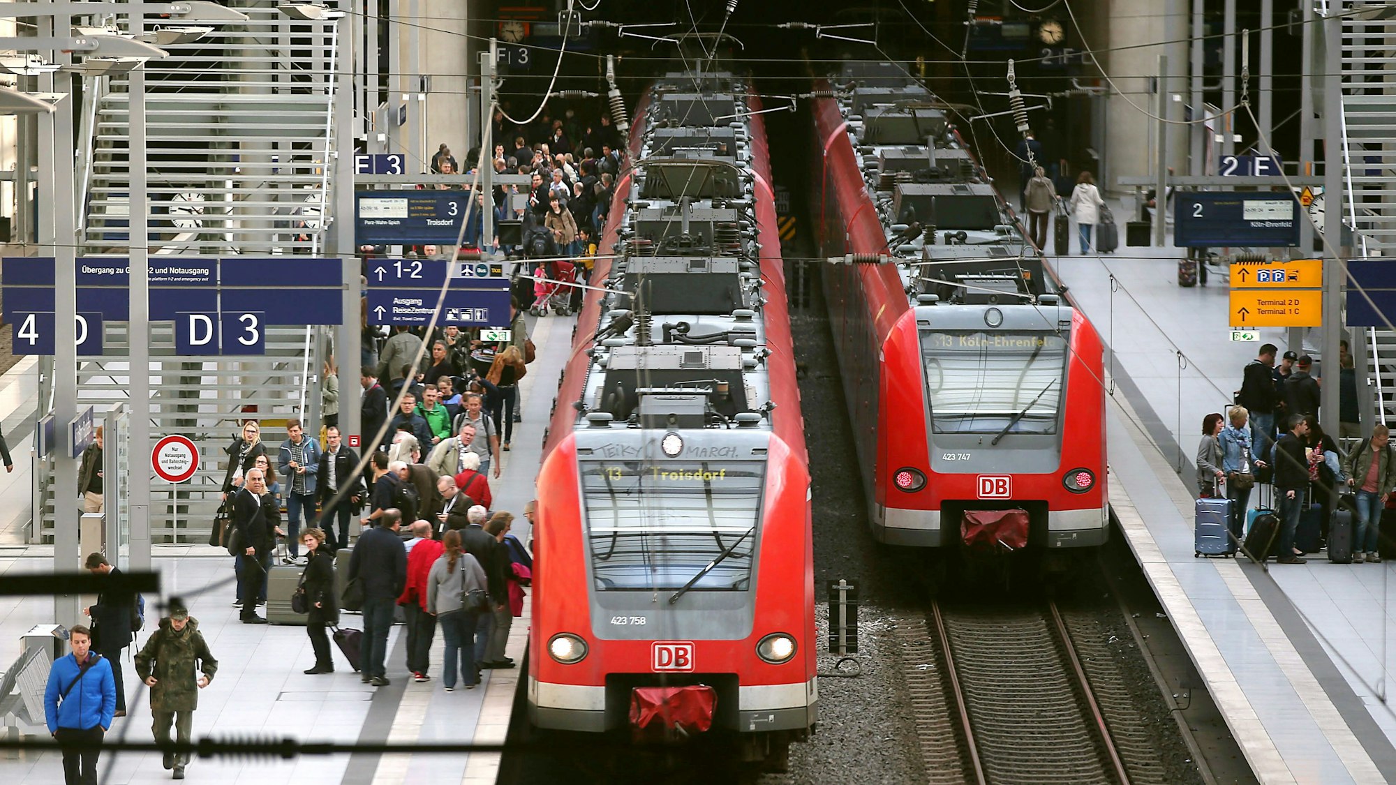 Züge halten auf dem Flughafen-Bahnhof Köln/Bonn.