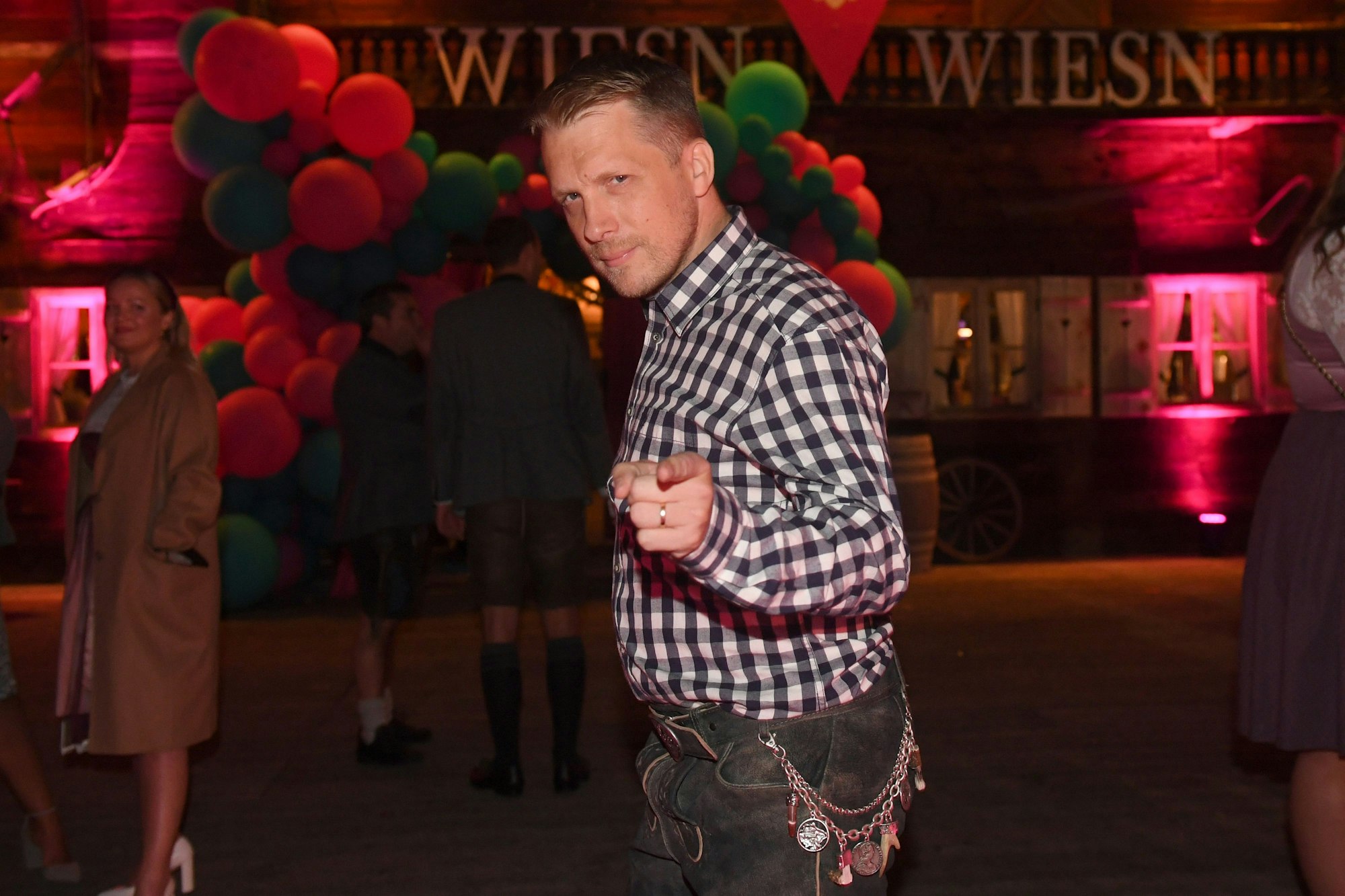 Der Comedian Oliver Pocher zeigt sich bei der "Wiesn Wiesn Charity Night", die unter dem Motto „Ich liebe das Leben“ in der „Käfer Alm“ an der Galopprennbahn München gefeiert wurde.