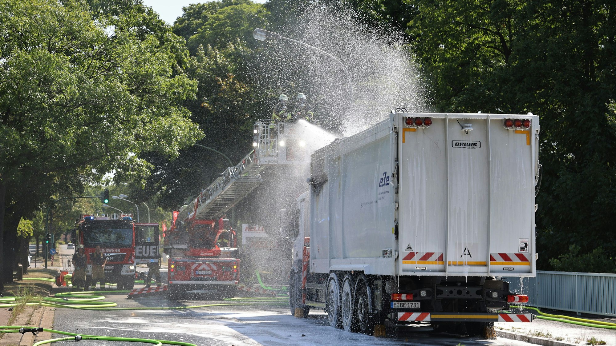 Löscharbeiten über die Drehleiter