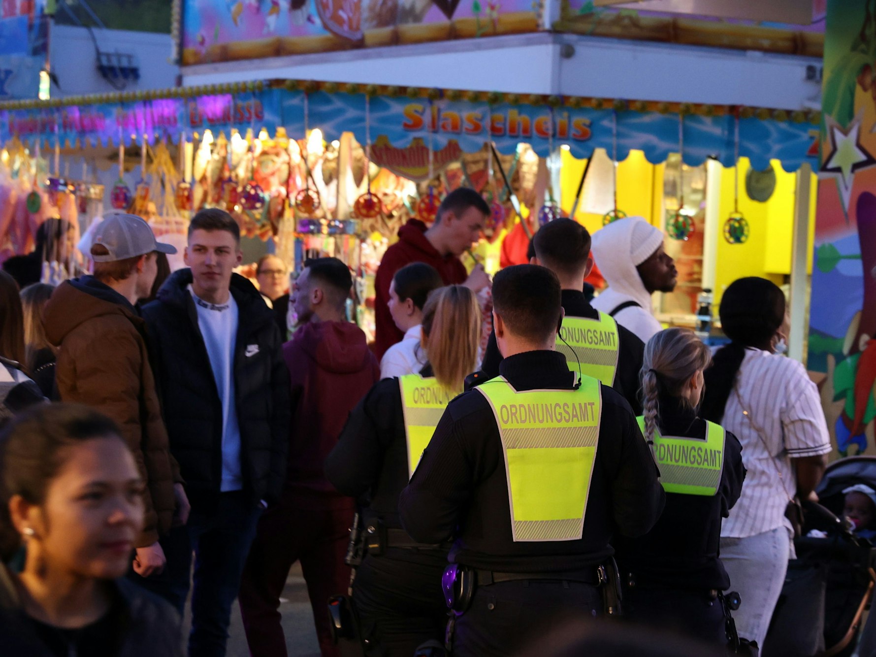 Mitarbeiter und Mitarbeiterinnen des Ordnungsamtes laufen über die Deutzer Kirmes.
