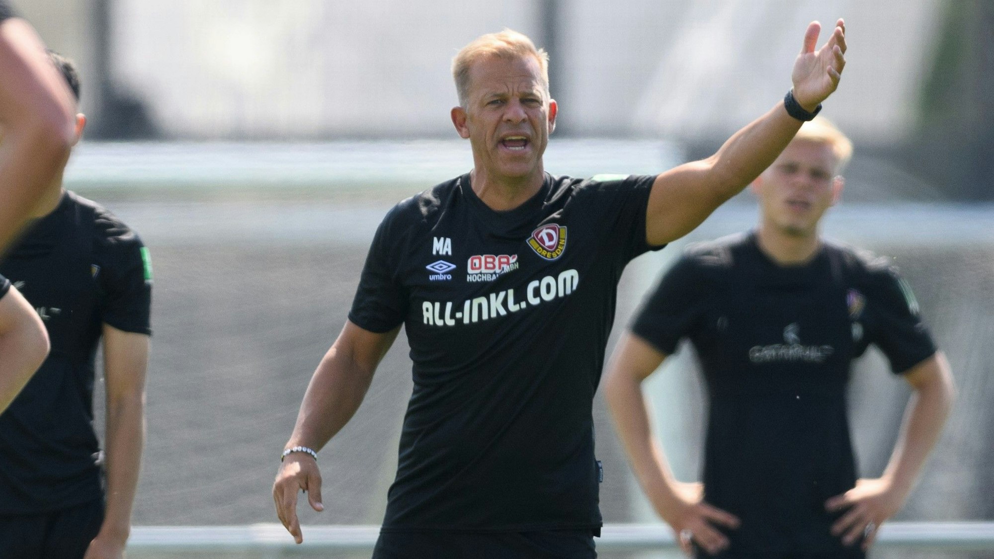 Markus Anfang gestikuliert beim Trainingsauftakt von Dynamo Dresden.