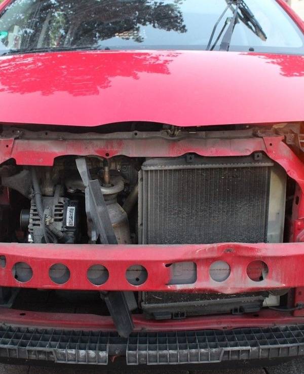 Unfallwagen in der Dürener Peterstraße mit zerstörter Front.