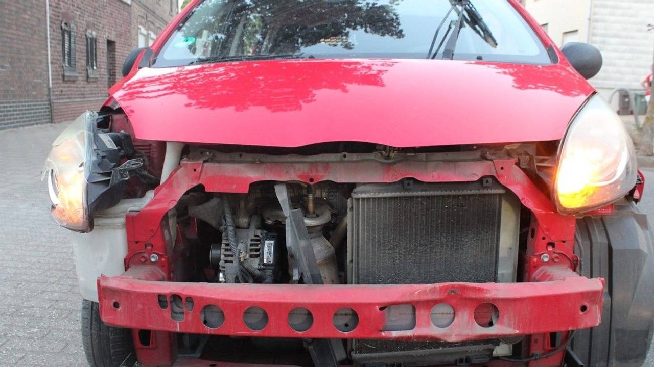 Unfallwagen in der Dürener Peterstraße mit zerstörter Front.
