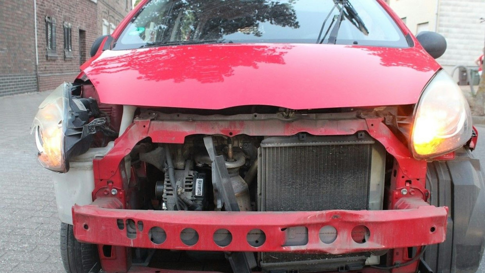 Unfallwagen in der Dürener Peterstraße mit zerstörter Front.