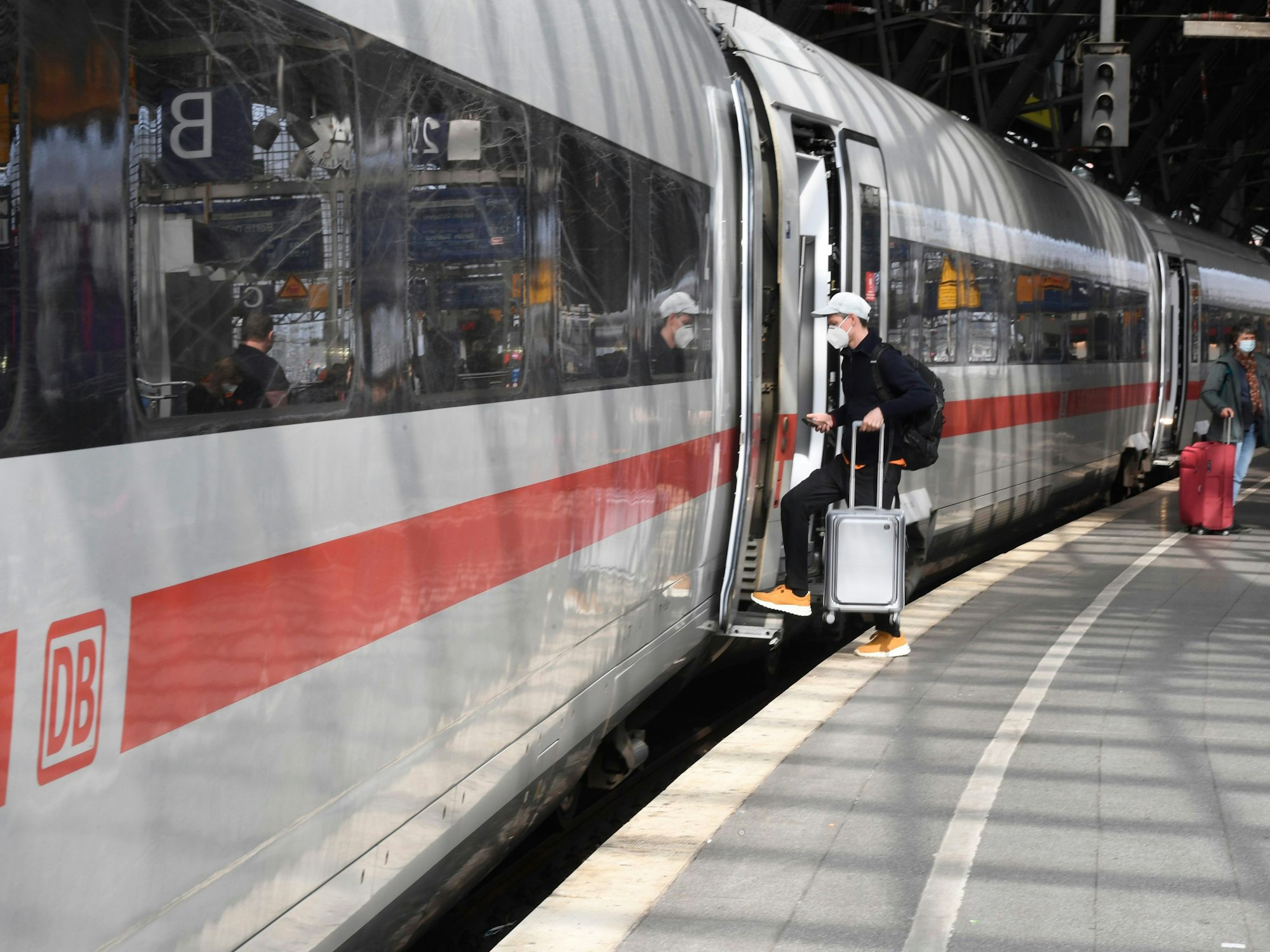 Ein Reisender steigt an Bahnsteig im Hauptbahnhof in seinen Zug.