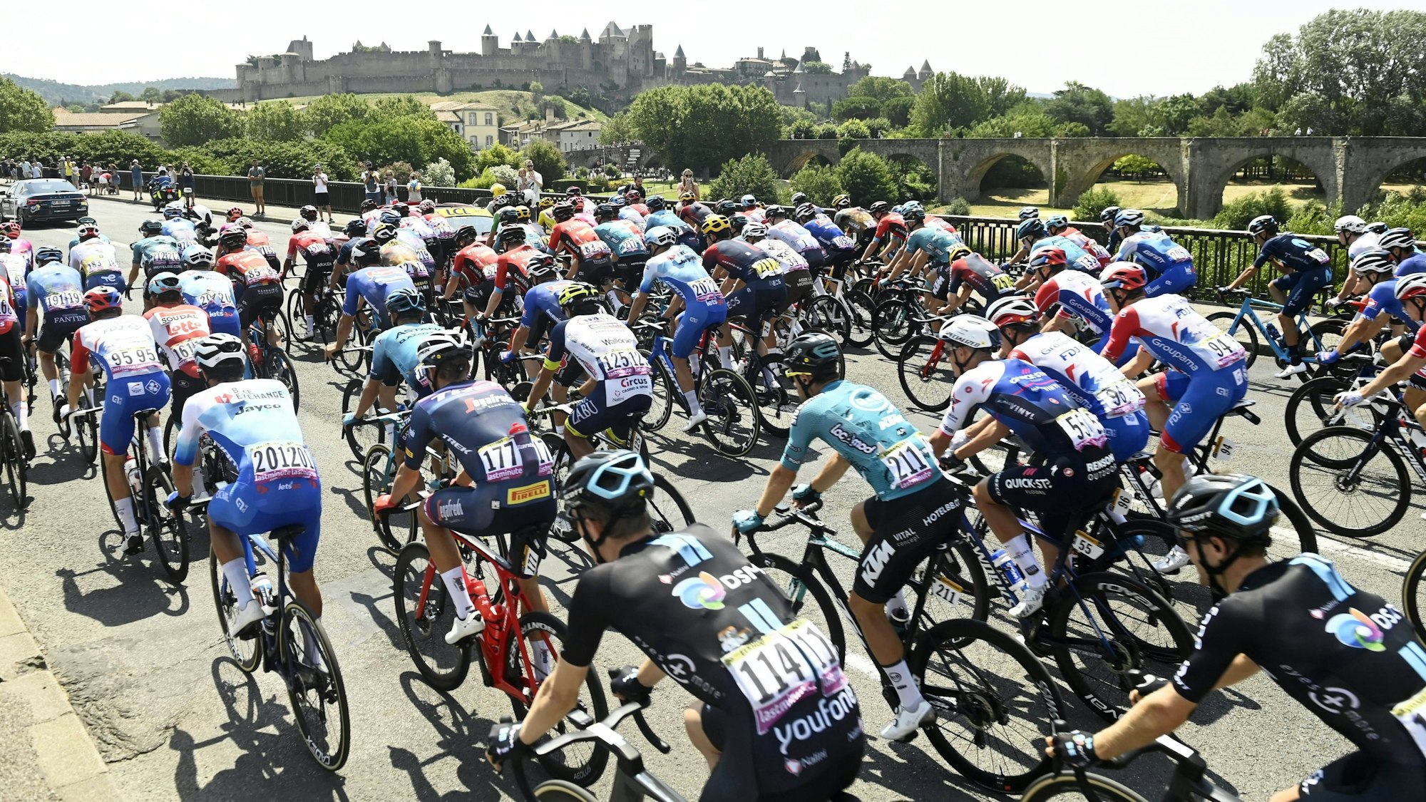 Etliche Tour-de-France-Fahrer überqueren die Brücke Vieux Pond De Carcassonne.