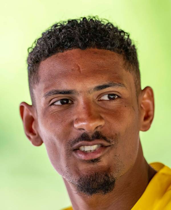 Sébastien Haller spricht in der Medienrunde zu den Journalisten.