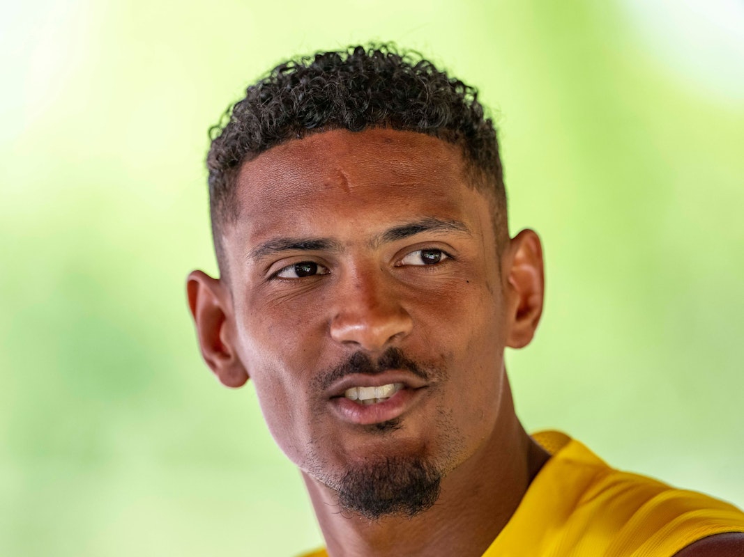 Sébastien Haller spricht in der Medienrunde zu den Journalisten.