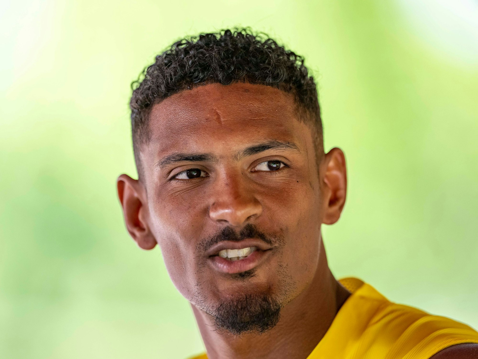 Sébastien Haller spricht in der Medienrunde zu den Journalisten.