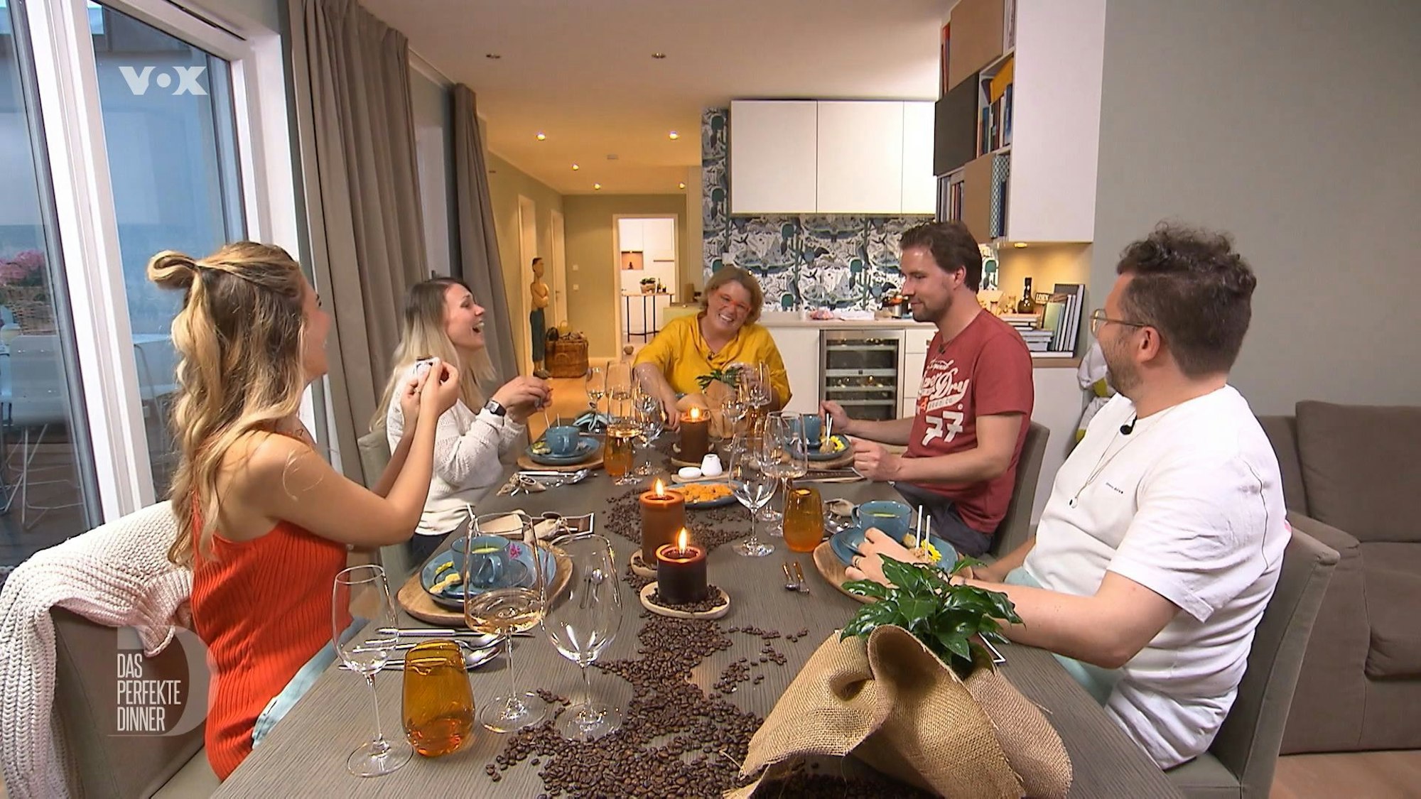 Bei der liebevoll angerichteten Vorspeise bekommen die Gäste sofort gute Laune, von links: Cheryl, Jessi, Gastgeberin Ina, Michi und Philipp.