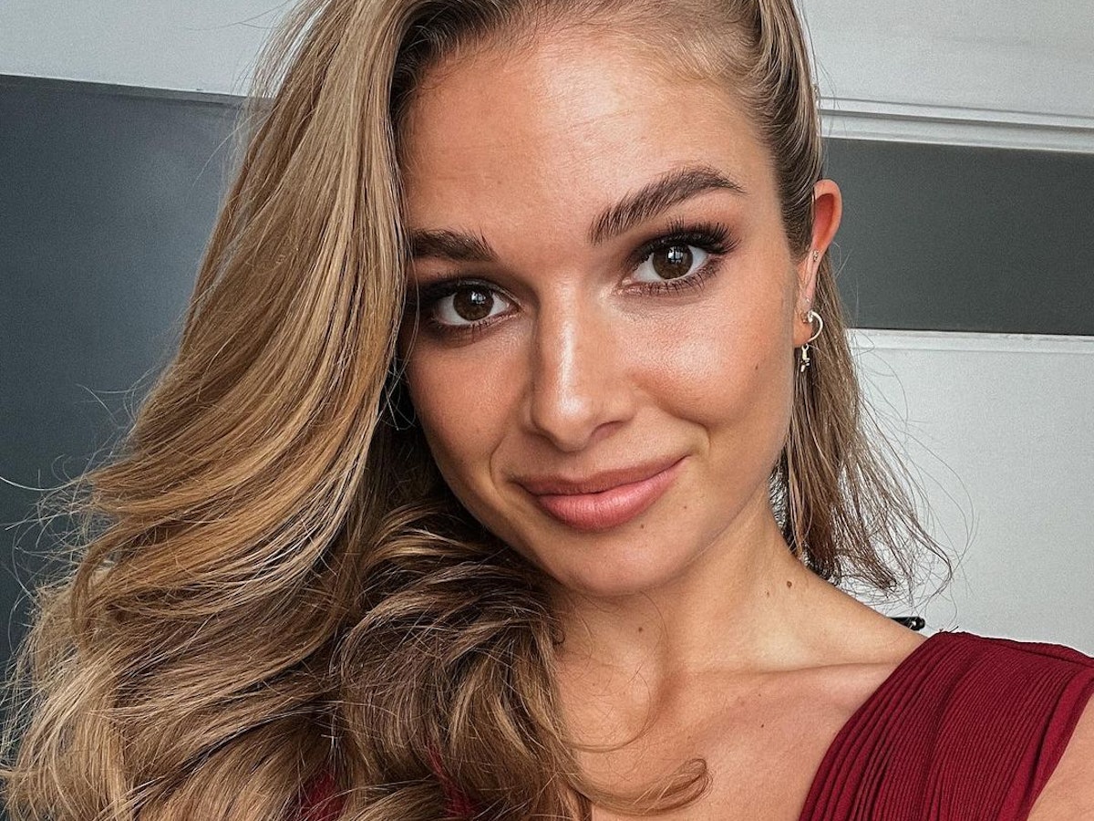 Lola Weippert, hier auf einem Instagram-Selfie vom März 2022, zeigt sich in einem Kleid mit tiefem Dekolleté.
