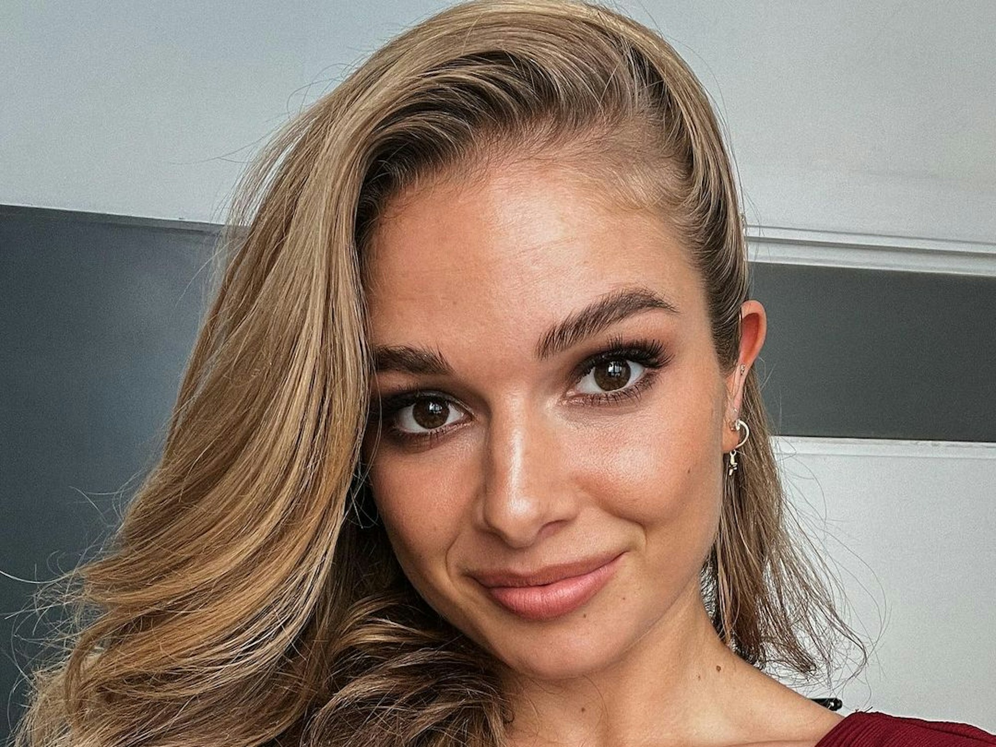 Lola Weippert, hier auf einem Instagram-Selfie vom März 2022, zieht auf Instagram blank und springt nackt in einen Pool.