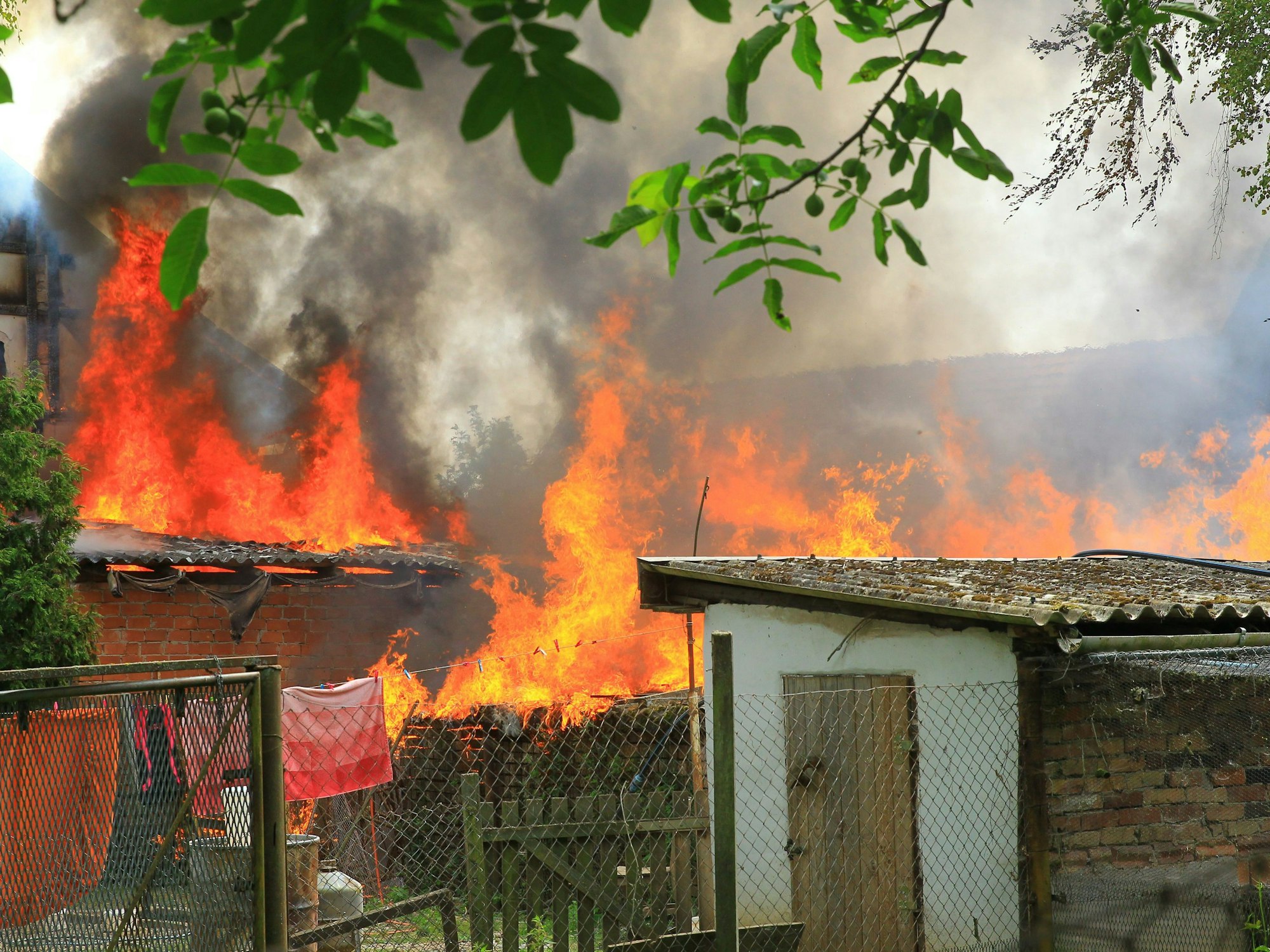 In Bothenheilingen (Unstrut-Hainich-Kreis, Thüringen) ist am Montag (18. Juli 2022) ein Treibstofftank explodiert. Im Ortskern des Ortsteils der Stadt Nottertal-Heilinger Höhen standen mehrere Gebäude in Flammen, darunter ein Mehrfamilienhaus.