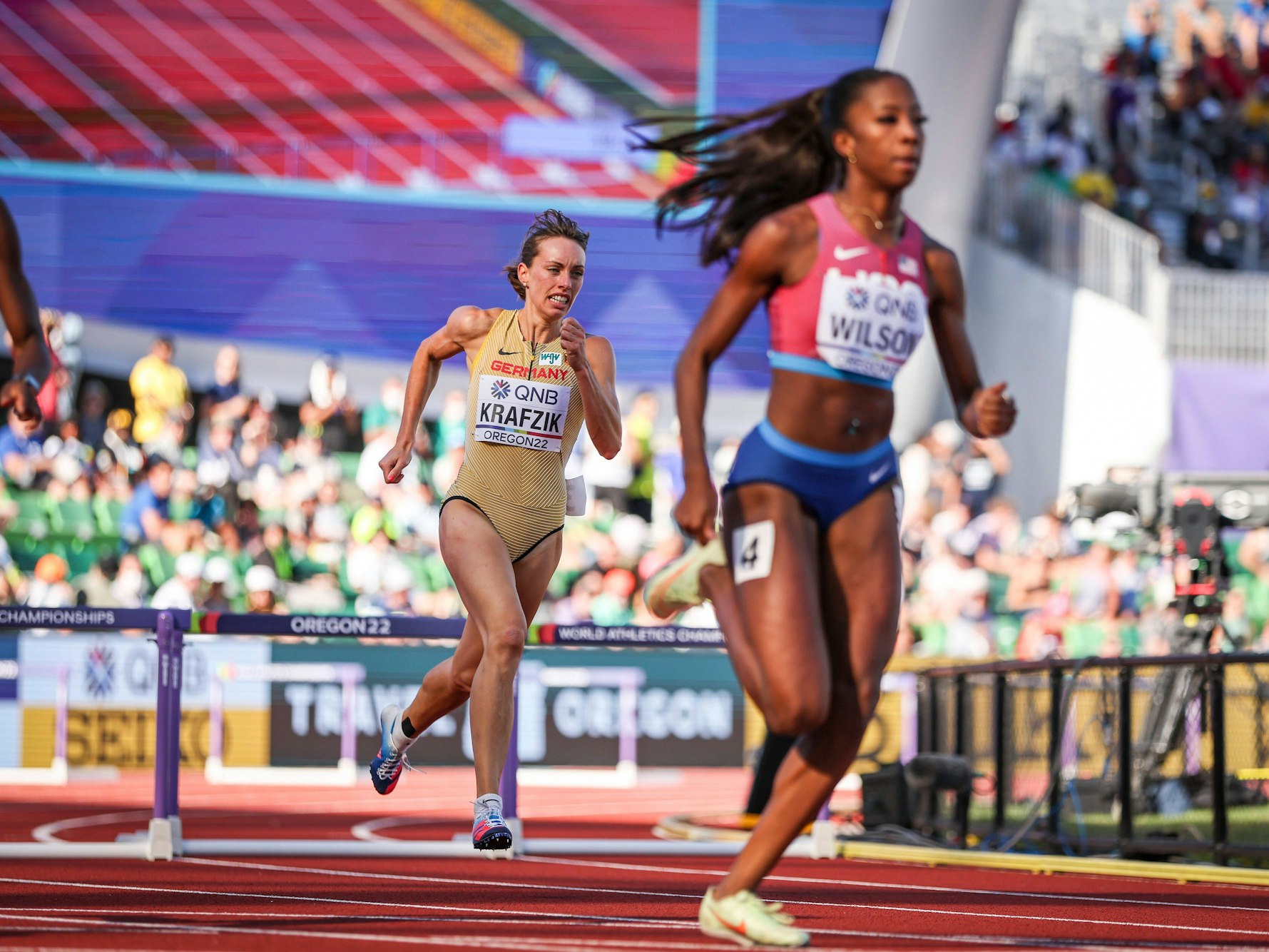 Carolina Krafzik (links) auf der Tartanbahn.