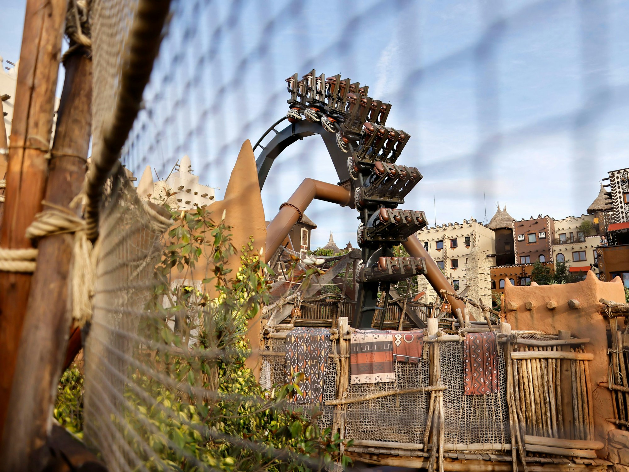 Black Mamba, die Achterbahn im Phantasialand, während eines Loopings.