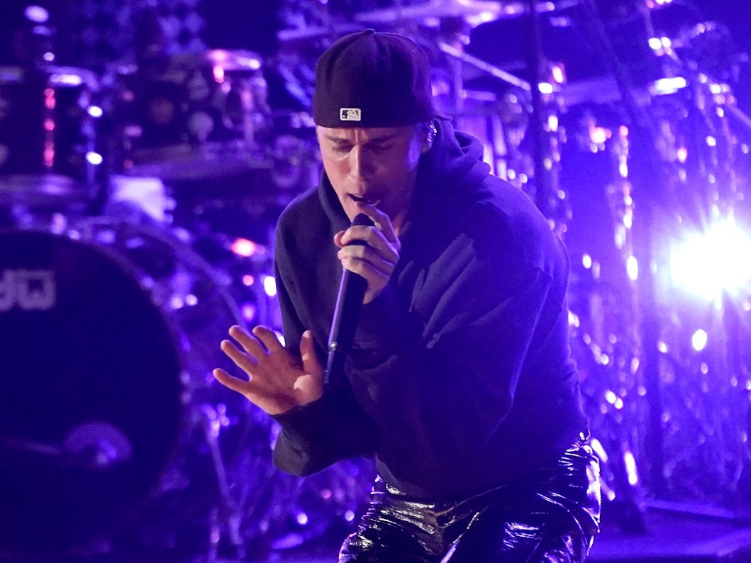 Sänger Justin Bieber bei einem Auftritt bei den Grammy Awards 2022.
