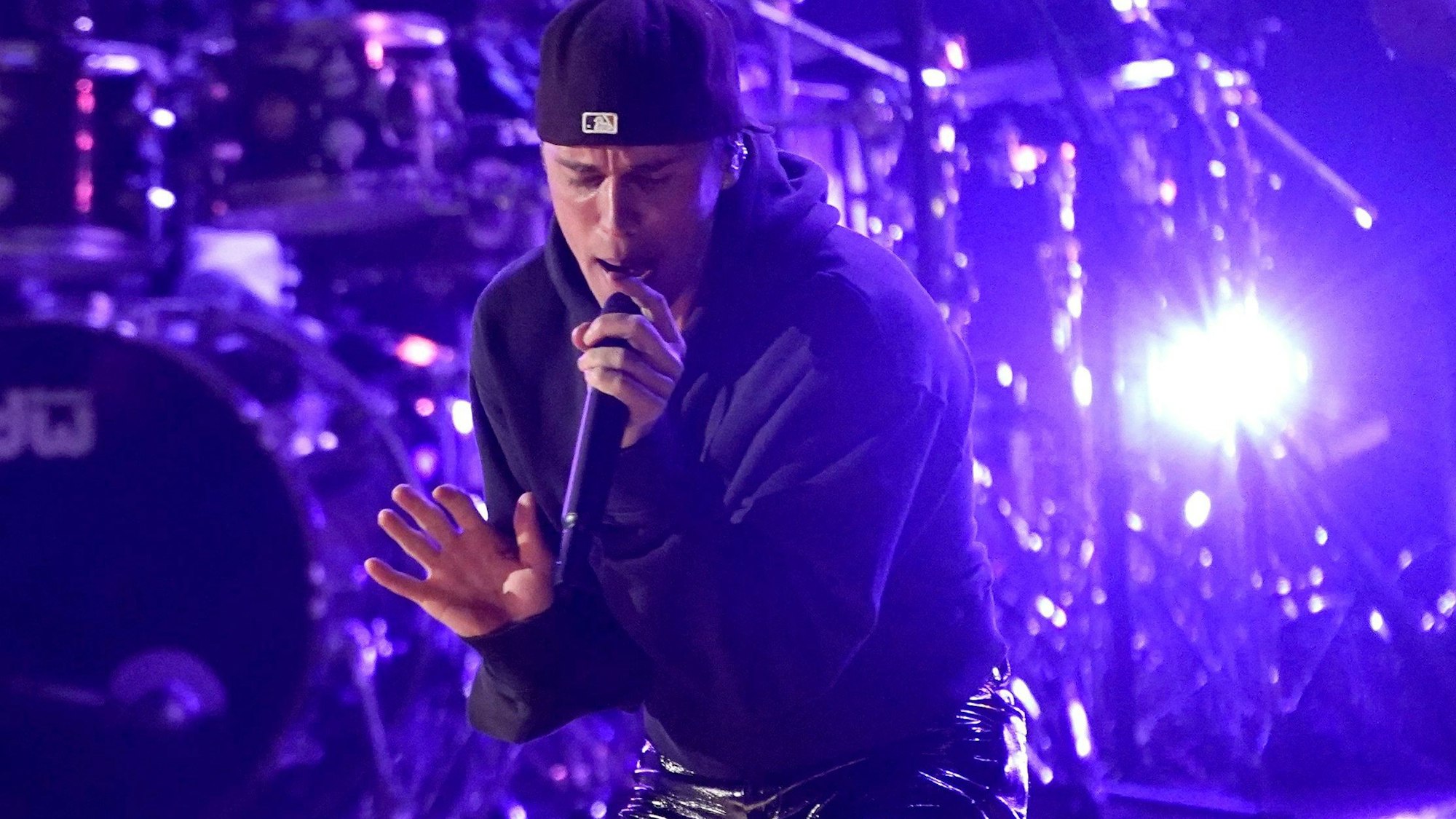 Sänger Justin Bieber bei einem Auftritt bei den Grammy Awards 2022.