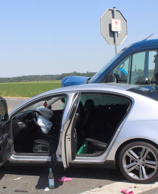 Ein Pkw ist mit einem Van zusammengestoßen, die Türen des Pkw stehen offen.