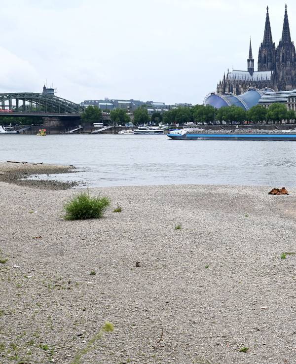 Der Rhein in Köln mit Niedrigwasser und einem Pegelstand um die 1,79 Meter am 22. Juni 2022.
