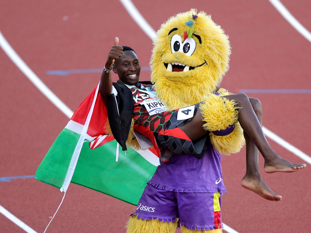 „Legend the Bigfoot“, Maskottchen bei der Leichtathletik-WM, trägt den Kenianer Conseslus Kipruto nach dessen Bronzemedaille beim Hindernislauf über 3000 Meter auf Händen.
