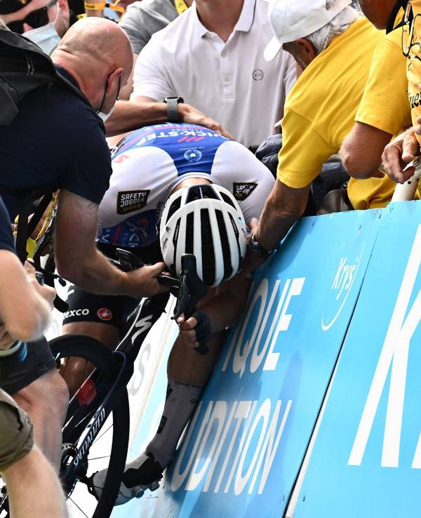 Fabio Jakobsen sackt nach seinem harten Kampf gegen die Uhr bei der 17. Etappe der Tour de France im Ziel in Peyragudes auf seinem Rad zusammen.