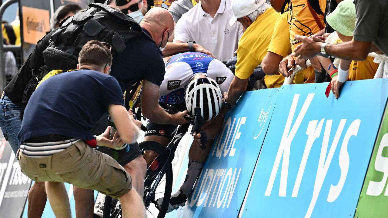 Fabio Jakobsen sackt nach seinem harten Kampf gegen die Uhr bei der 17. Etappe der Tour de France im Ziel in Peyragudes auf seinem Rad zusammen.