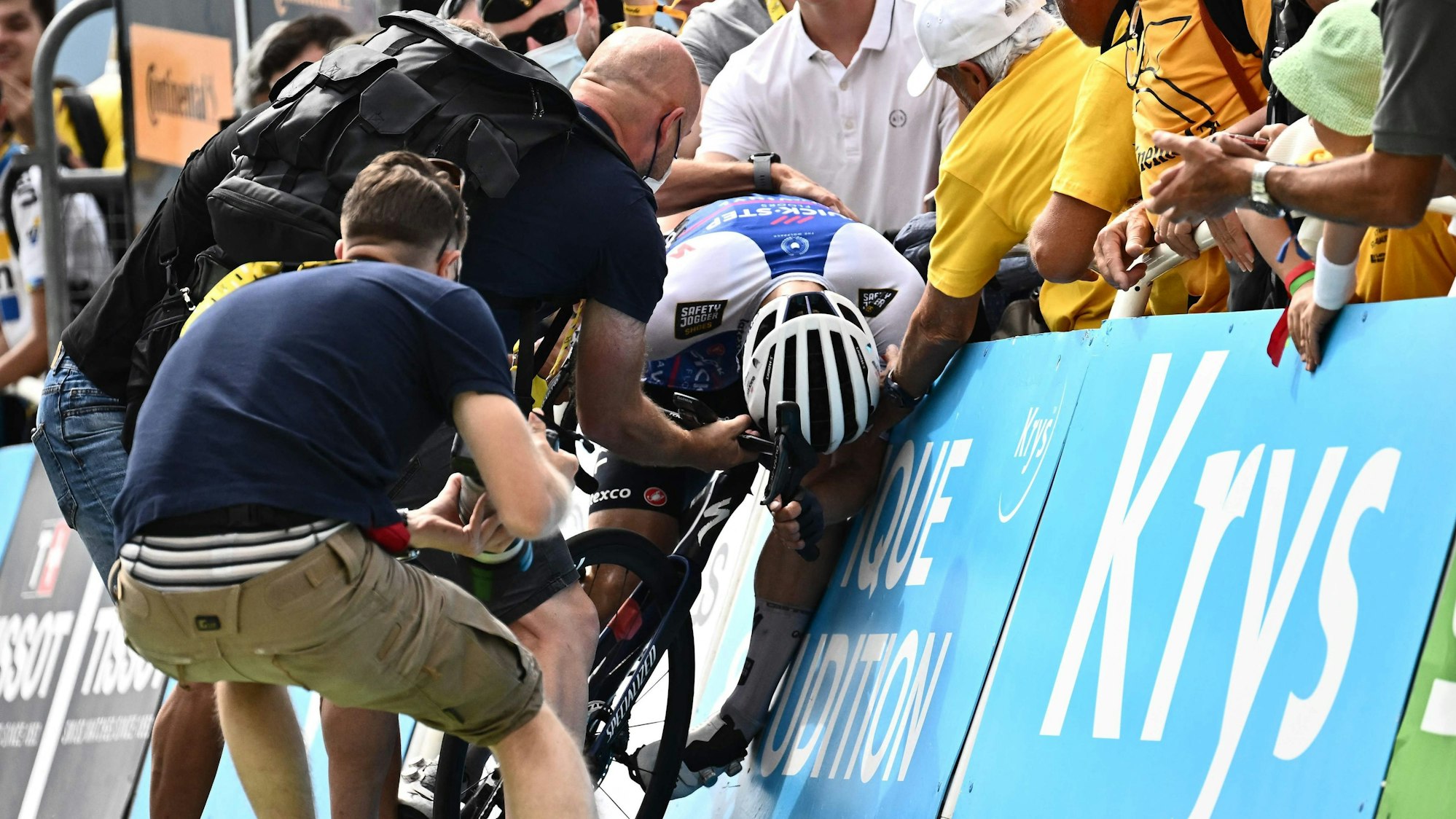 Fabio Jakobsen sackt nach seinem harten Kampf gegen die Uhr bei der 17. Etappe der Tour de France im Ziel in Peyragudes auf seinem Rad zusammen.