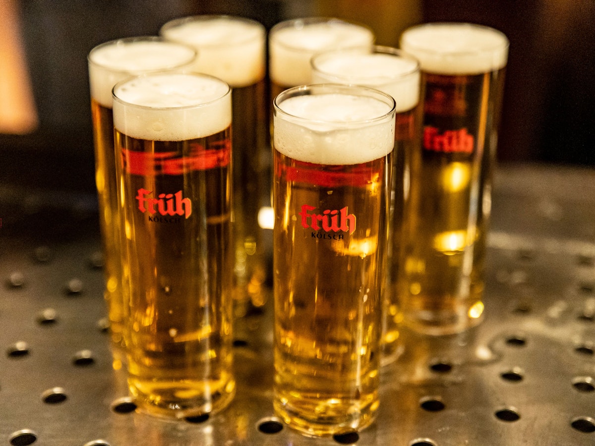 Kölsch-Stangen stehen gezapft zum Verzehr bereit.