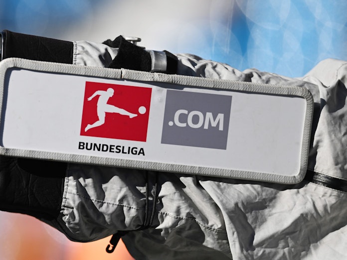 Eine TV-Kamera bei der Bundesliga-Partie des VfL Bochum gegen Bayern München. Die DFL denkt über neue Fernseh-Pläne für die Liga nach.