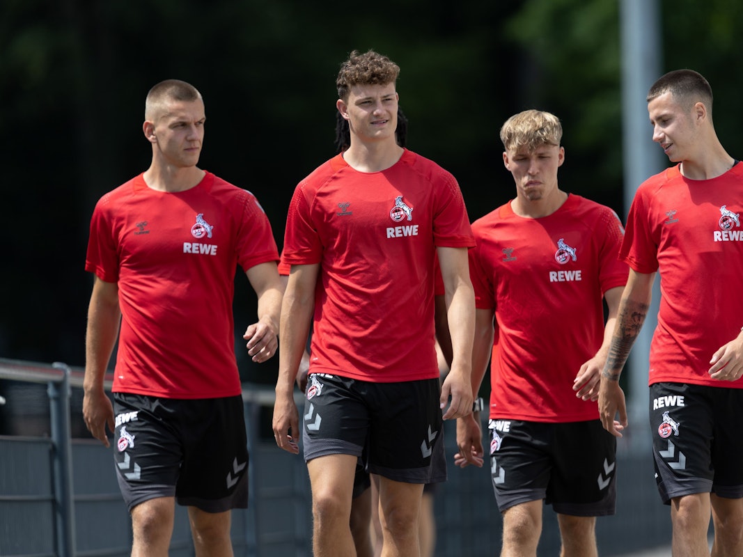 Florian Dietz (l.) und Denis Huseinbasic (r.), hier mit Eric Martel (2.v.l.) und Maximilian Schmid auf dem Weg zum Training am 29. Juni 2022, galten als Kandidaten für eine Leihe.