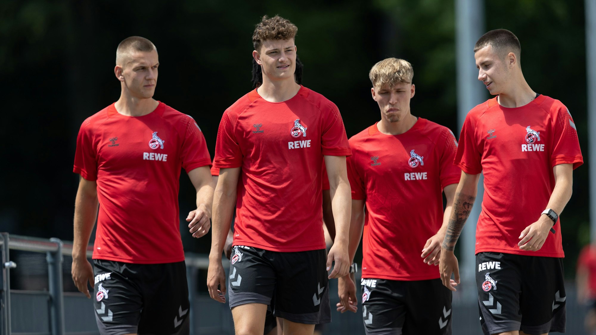 Florian Dietz (l.) und Denis Huseinbasic (r.), hier mit Eric Martel (2.v.l.) und Maximilian Schmid auf dem Weg zum Training am 29. Juni 2022, galten als Kandidaten für eine Leihe.